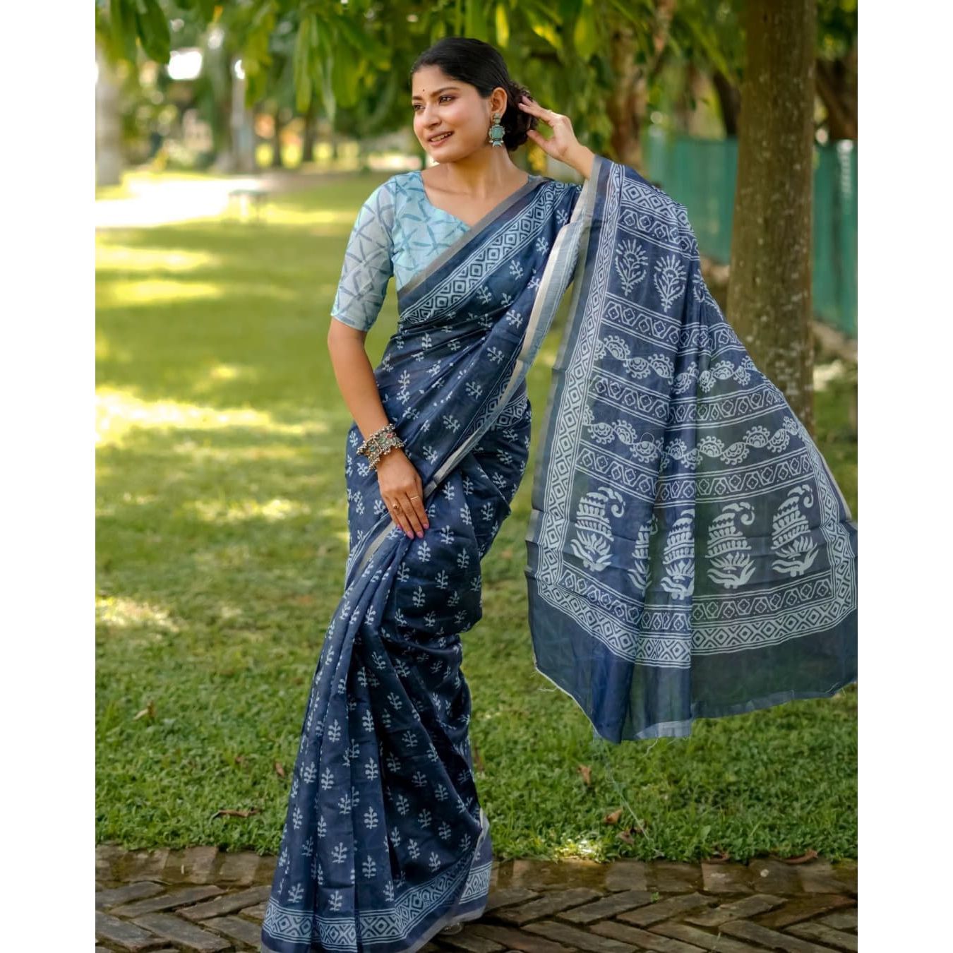 Beautiful Women's Cotton Printed Saree With Unstitched Blouse